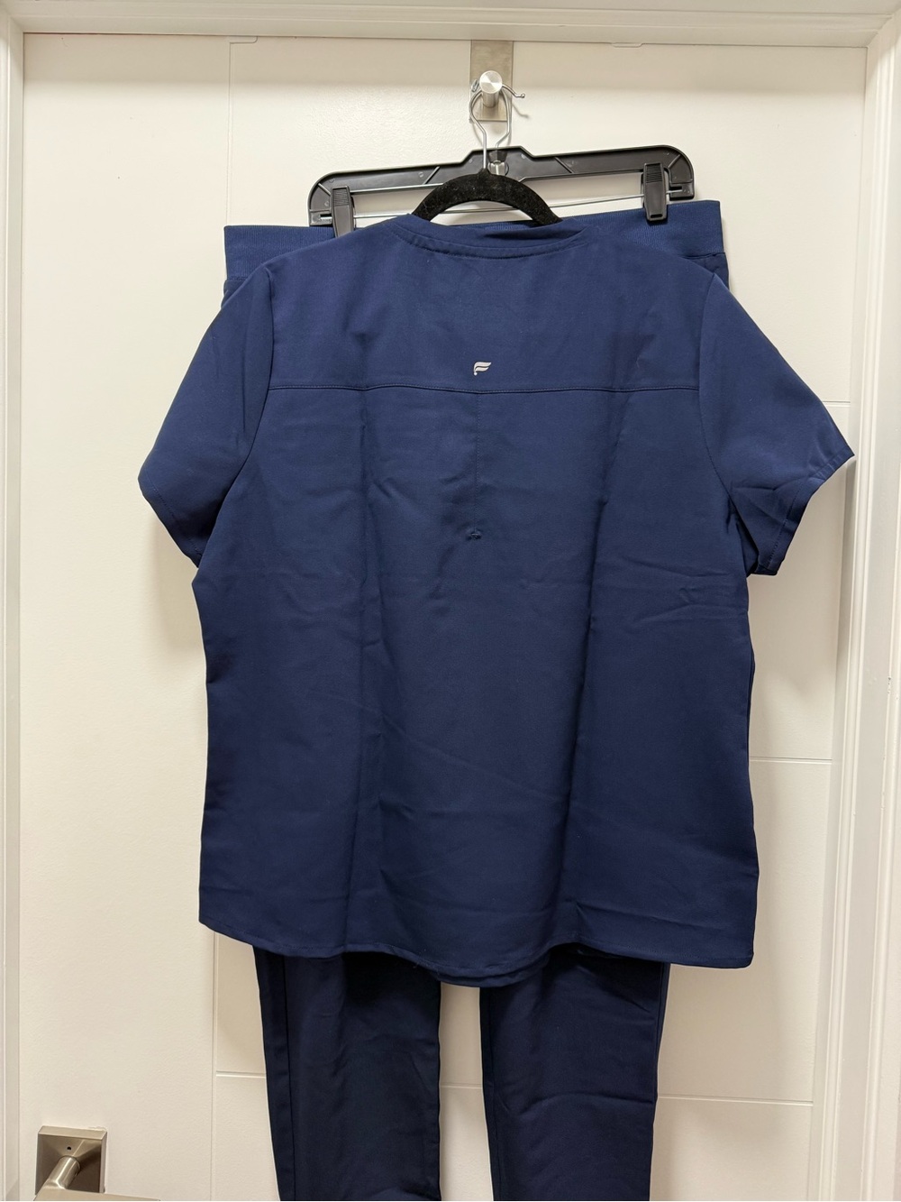 Fabletics Scrub Set - Picture 3 of 7